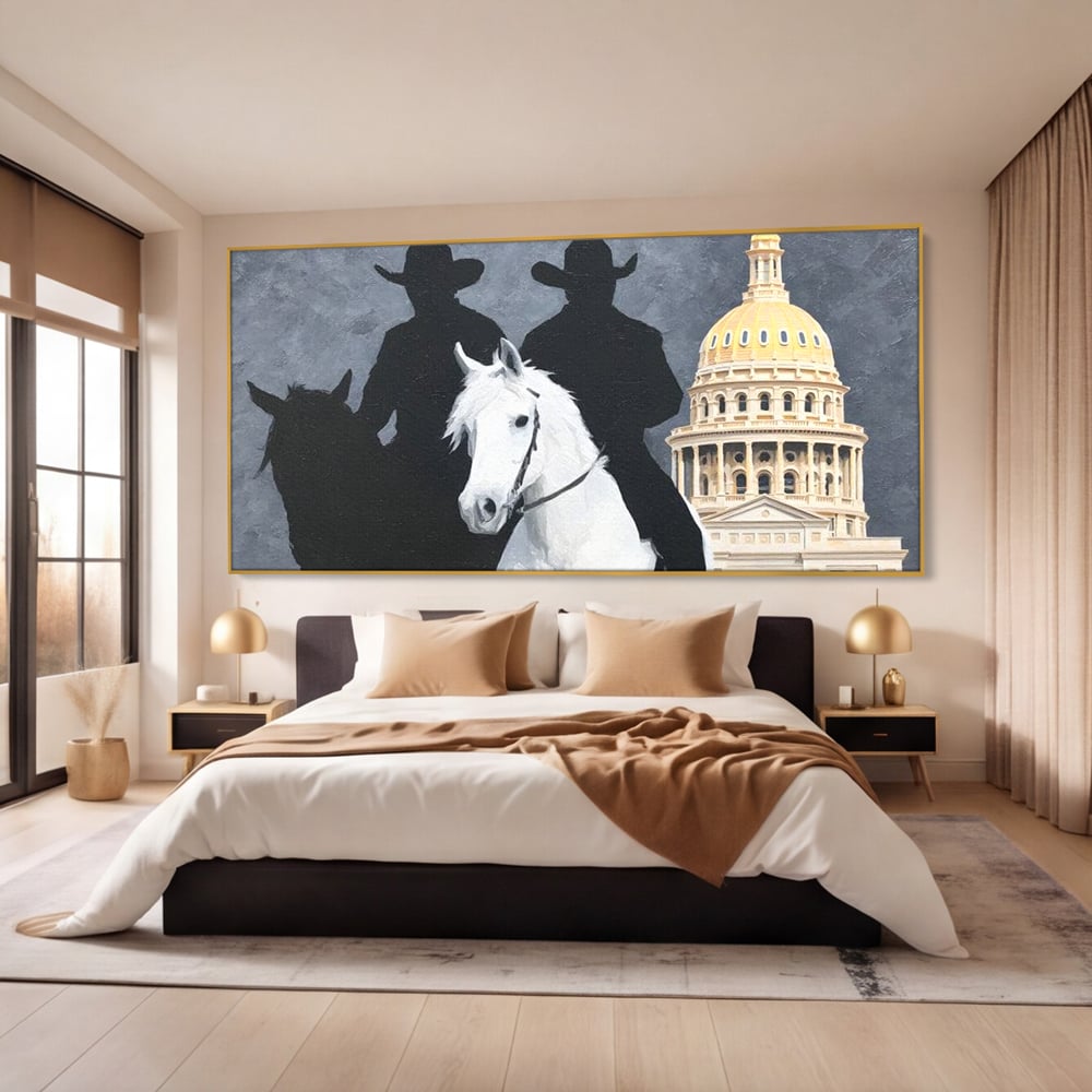 Tablou canvas cu pictura cu doi cowboy si cladire oficiala, in rama de aluminiu auriu, pe perete intr-un dormitor